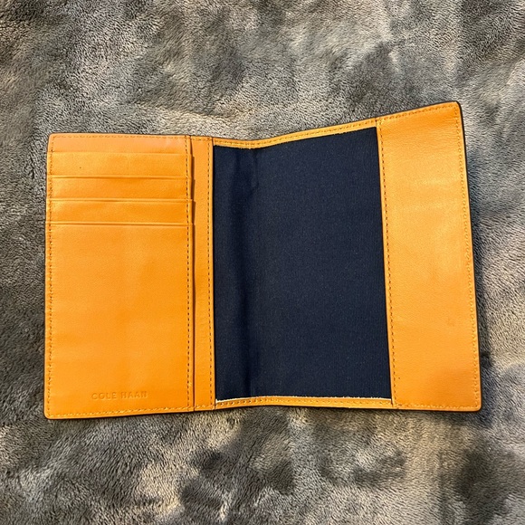 Cole Hann passport holder - Picture 2 of 4